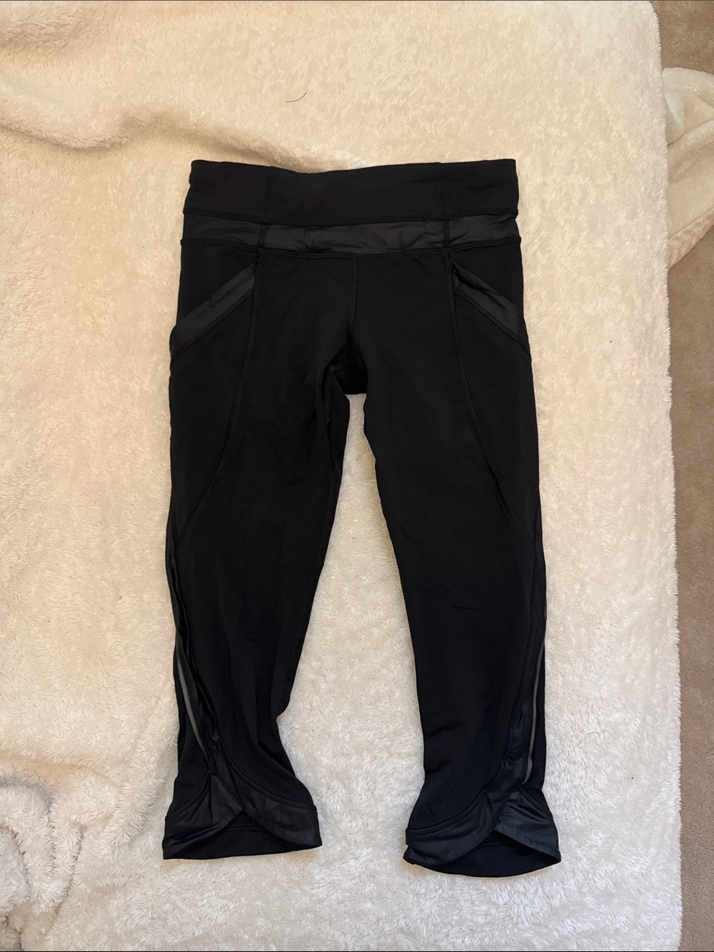 Lululemon 19” chase me crop size 4 with faux leather detail